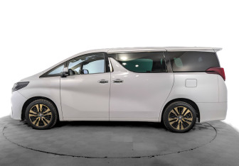 Подержанный автомобиль Toyota Alphard 2021 года (8 фото)