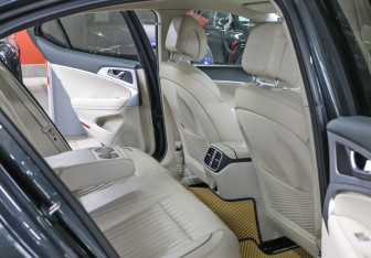 Подержанный автомобиль Genesis G70 2019 года (12 фото)