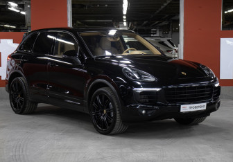 Подержанный автомобиль Porsche Cayenne 2015 года (3 фото)