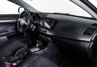 Подержанный автомобиль Mitsubishi Lancer Sedan 2012 года (11 фото)