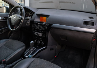 Подержанный автомобиль Opel Astra Hatchback 2007 года (7 фото)