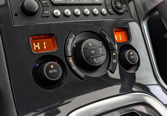 Подержанный автомобиль Peugeot 3008 2014 года (26 фото)