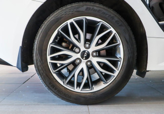 Подержанный автомобиль Kia K5 2022 года (25 фото)