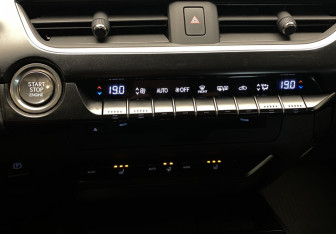 Подержанный автомобиль Lexus UX 2019 года (14 фото)