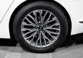 Подержанный автомобиль Kia K900 2019 года (15 фото)