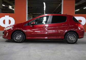 Подержанный автомобиль Peugeot 308 Hatchback 2009 года (8 фото)