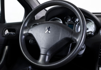 Подержанный автомобиль Peugeot 308 Hatchback 2011 года (13 фото)