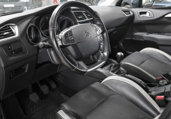 Подержанный автомобиль Citroen C4 Hatchback 2012 года (16 фото)