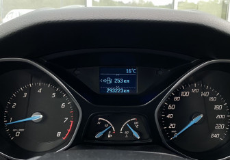 Подержанный автомобиль Ford Focus Sedan 2012 года (20 фото)