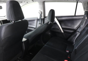 Подержанный автомобиль Toyota RAV4 2013 года (12 фото)