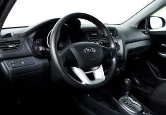 Подержанный автомобиль Kia Rio Hatchback 2013 года (9 фото)