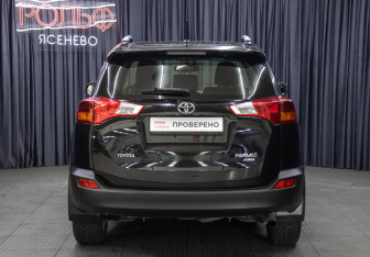 Подержанный автомобиль Toyota RAV4 2014 года (6 фото)