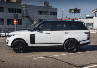Подержанный автомобиль Land Rover Range Rover 2018 года (8 фото)