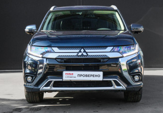 Подержанный автомобиль Mitsubishi Outlander 2021 года (2 фото)