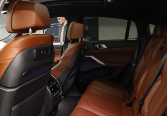 Подержанный автомобиль BMW X6 2020 года (12 фото)