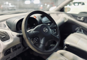 Подержанный автомобиль Nissan Almera Tino Compactvan 2003 года (10 фото)