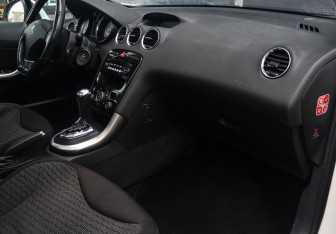Подержанный автомобиль Peugeot 308 Hatchback 2012 года (9 фото)