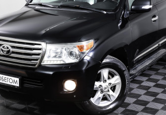 Подержанный автомобиль Toyota Land Cruiser Suv 2012 года (26 фото)