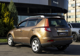 Подержанный автомобиль Geely Emgrand X7 2015 года (7 фото)