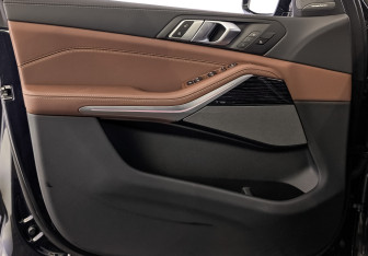 Подержанный автомобиль BMW X5 2025 года (19 фото)