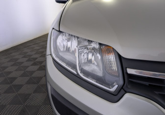 Подержанный автомобиль Renault Sandero 2016 года (11 фото)