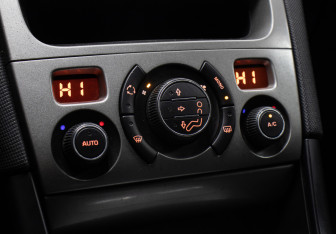 Подержанный автомобиль Peugeot 408 2012 года (10 фото)