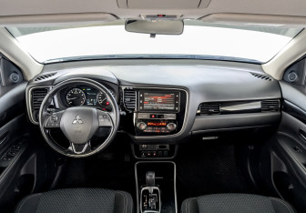 Подержанный автомобиль Mitsubishi Outlander 2019 года (14 фото)