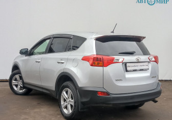 Подержанный автомобиль Toyota RAV4 2013 года (7 фото)