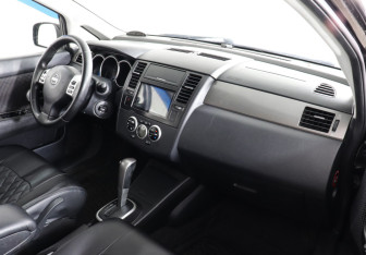 Подержанный автомобиль Nissan Tiida Hatchback 2010 года (6 фото)