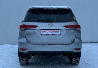 Подержанный автомобиль Toyota Fortuner 2020 года (6 фото)