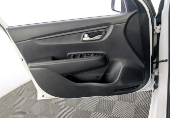 Подержанный автомобиль Kia Rio Sedan 2021 года (19 фото)