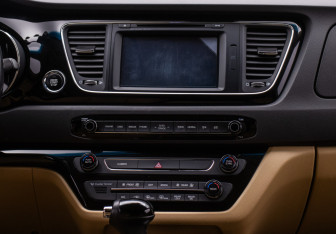 Подержанный автомобиль Kia Carnival 2016 года (12 фото)