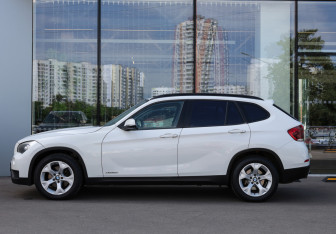 Подержанный автомобиль BMW X1 2013 года (8 фото)