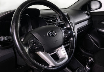 Подержанный автомобиль Kia Rio Hatchback 2015 года (14 фото)