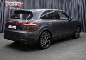 Подержанный автомобиль Porsche Cayenne 2019 года (5 фото)
