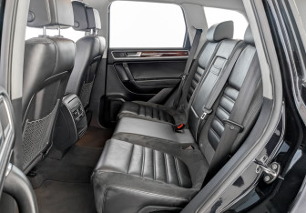 Подержанный автомобиль Volkswagen Touareg 2011 года (12 фото)