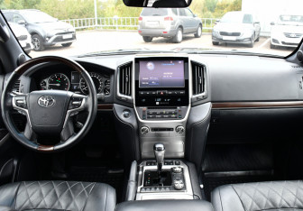 Подержанный автомобиль Toyota Land Cruiser Suv 2017 года (11 фото)