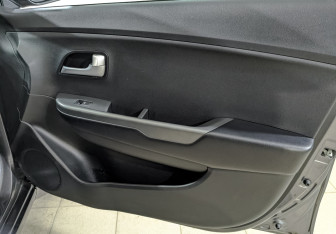 Подержанный автомобиль Kia Rio Sedan 2015 года (25 фото)