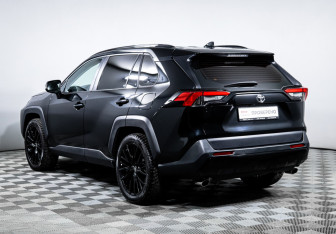 Подержанный автомобиль Toyota RAV4 2024 года (7 фото)
