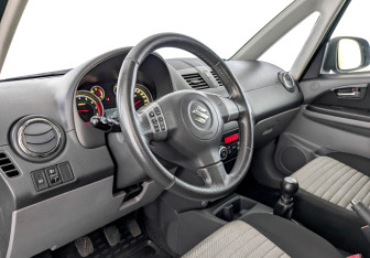 Подержанный автомобиль Suzuki SX4 Hatchback 2011 года (16 фото)