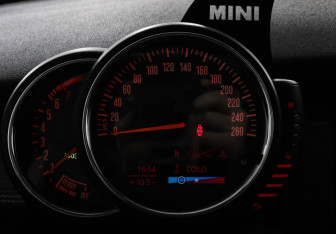 Подержанный автомобиль MINI Hatch 2017 года (11 фото)