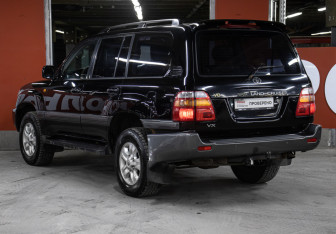 Подержанный автомобиль Toyota Land Cruiser Suv 2002 года (7 фото)