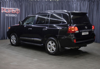 Подержанный автомобиль Toyota Land Cruiser Suv 2013 года (7 фото)