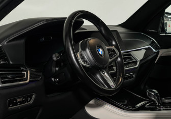 Подержанный автомобиль BMW X5 2021 года (11 фото)