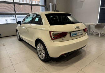 Подержанный автомобиль Audi A1 2011 года (7 фото)