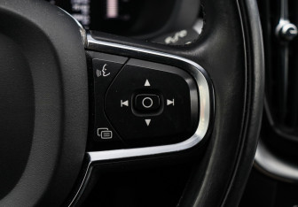 Подержанный автомобиль Volvo XC60 2019 года (24 фото)