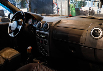 Подержанный автомобиль Renault Logan Sedan 2008 года (7 фото)