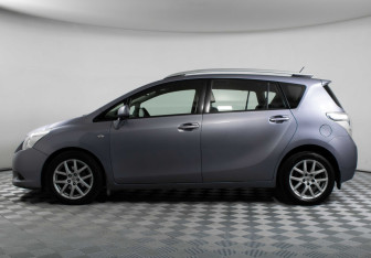 Подержанный автомобиль Toyota Verso 2012 года (8 фото)
