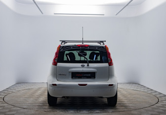Подержанный автомобиль Nissan Note 2013 года (6 фото)