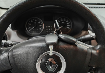 Подержанный автомобиль Renault Sandero 2012 года (14 фото)